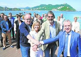 Joseba Egibar, Eider Mendoza, Eneko Goia e Iñigo Urkullu juntan sus manos tras el acto electoral celebrado ayer junto al Náutico.