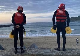 Dos bomberos otearon la zona en busca del presunto surfista desaparecido.