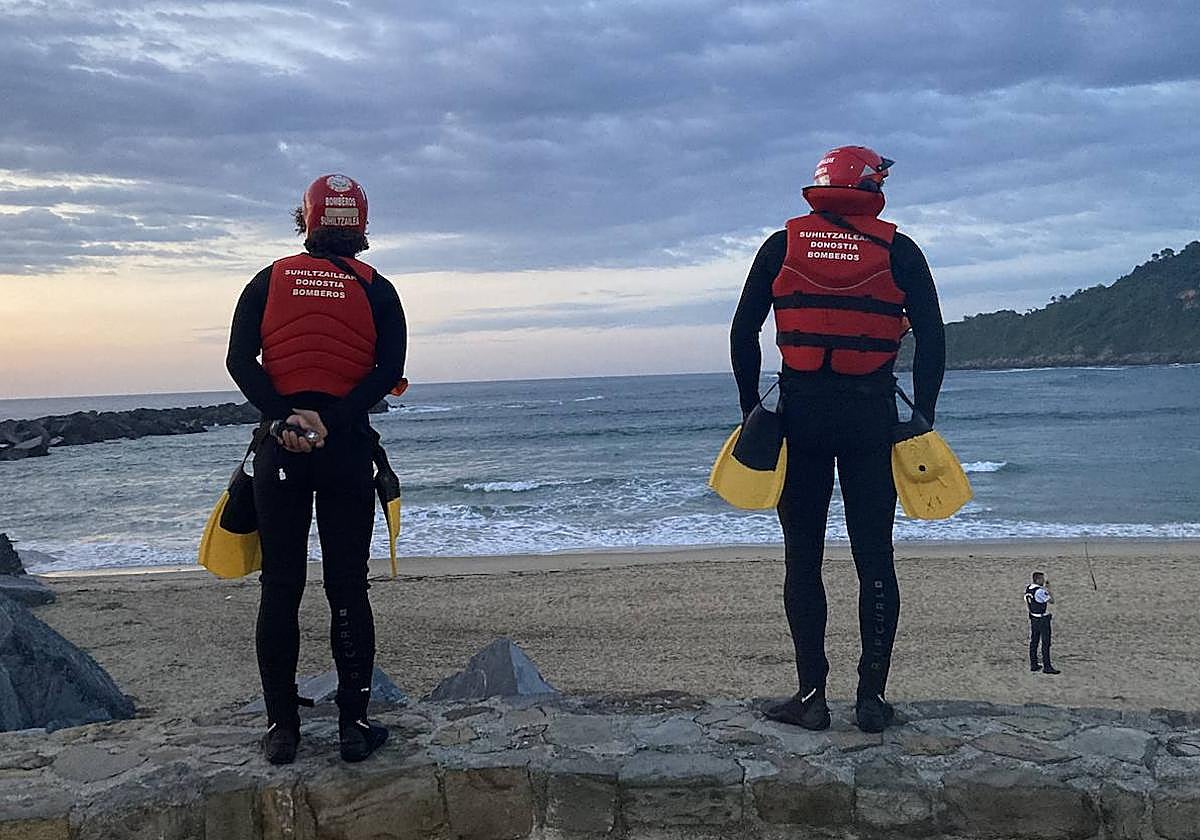 Dos bomberos otearon la zona en busca del presunto surfista desaparecido.