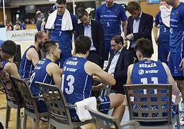 Lolo Encinas da instrucciones a sus jugadores durante un tiempo muerto del primer partido entre el Leyma Coruña y el Guuk Gipuzkoa.