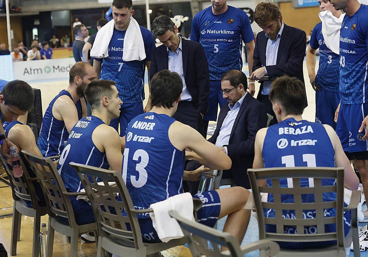 Lolo Encinas da instrucciones a sus jugadores durante un tiempo muerto del primer partido entre el Leyma Coruña y el Guuk Gipuzkoa.