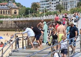 Muchos han aprovechado la jornada de reflexión para pegarse un baño en La Concha.