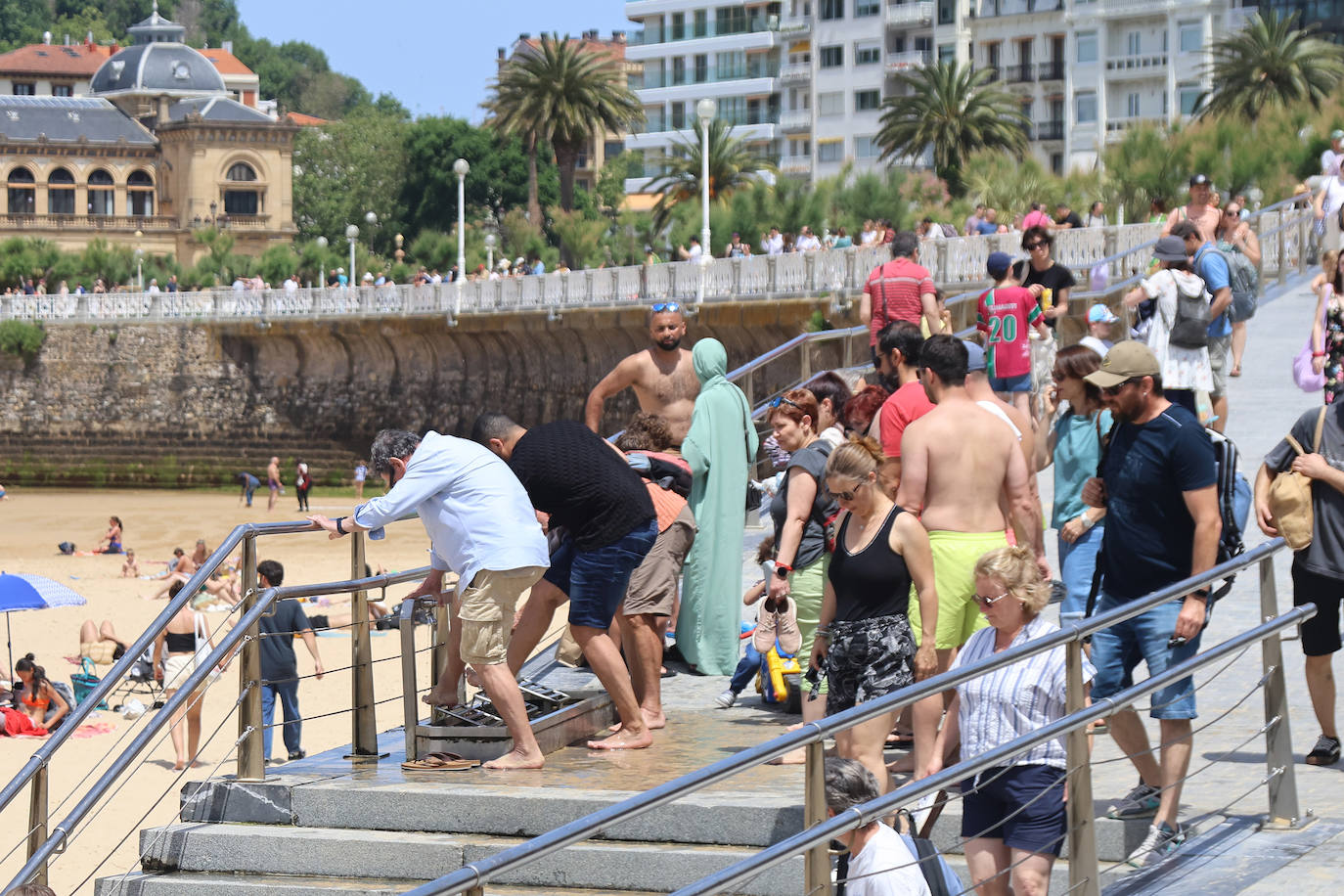 Sombrillas, bañadores y 28 grados para la reflexión
