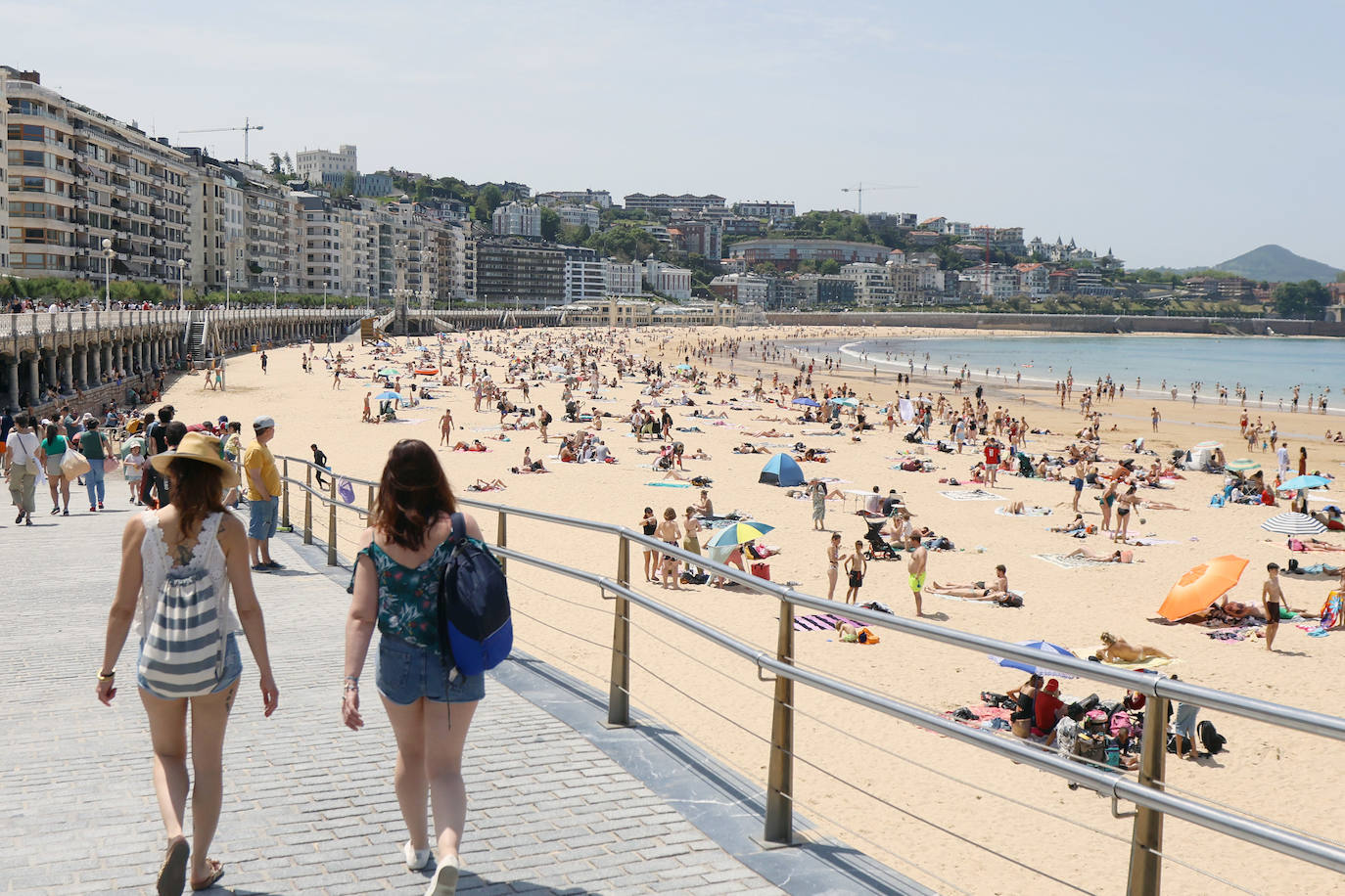 Sombrillas, bañadores y 28 grados para la reflexión