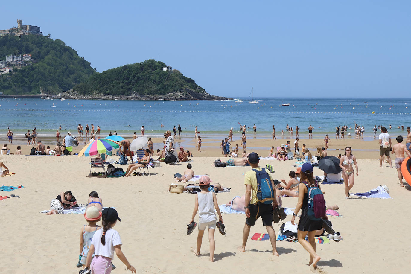 Sombrillas, bañadores y 28 grados para la reflexión
