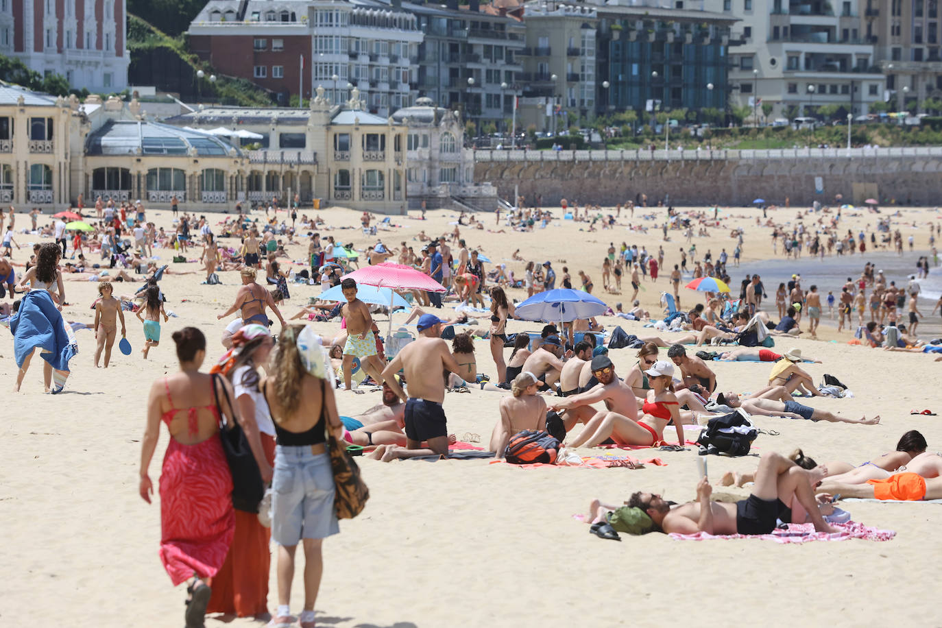 Sombrillas, bañadores y 28 grados para la reflexión