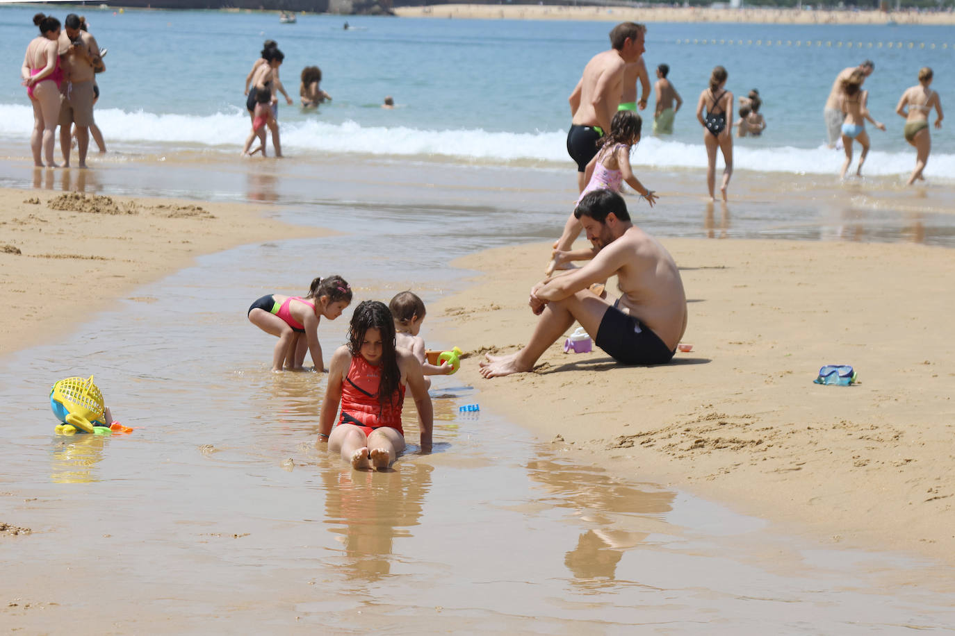 Sombrillas, bañadores y 28 grados para la reflexión
