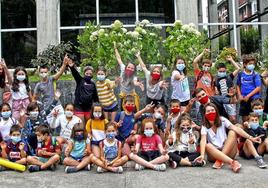 Un grupo de educadoras y menores de Mendaro en unas colonias celebradas durante la pandemia.