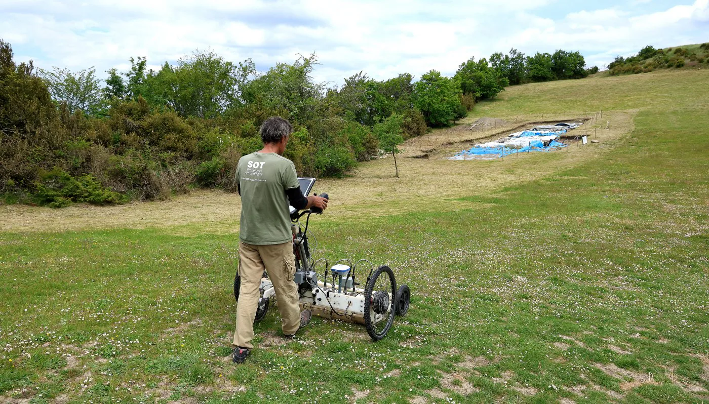 Prospección con georradar. Técnicos de la empresa SOT Archaeological Prospection han trabajado esta semana sobre la loma del monte Irulegi donde se ubicó el poblado romano, con el objetivo de dar con nuevos datos.