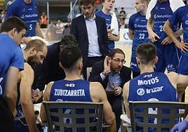 Lolo Encinas da instrucciones durante un tiempo muerto del primer partido entre el Coruña y el Gipuzkoa Basket.