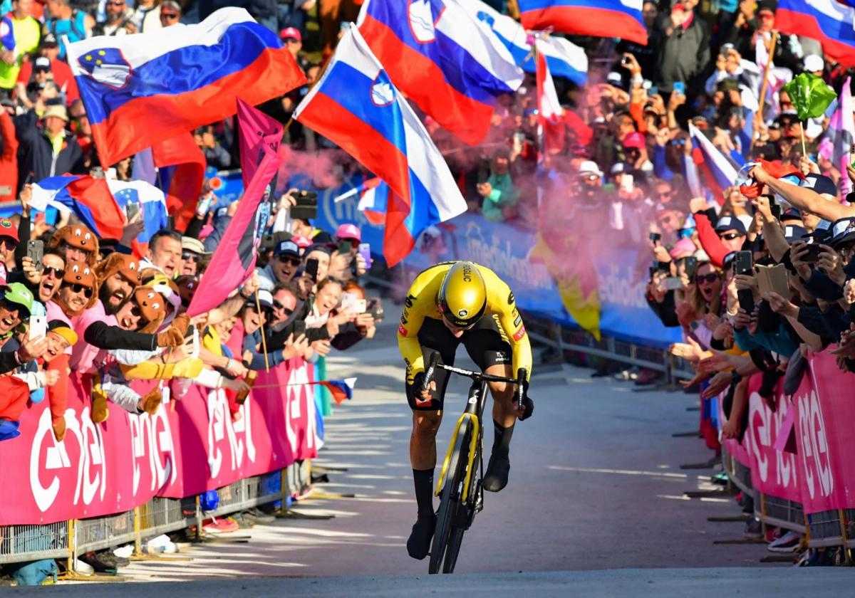 Roglic alcanza la meta del monte Lussari entre un mar de banderas eslovenas.