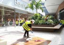 Labores de limpieza en la nueva zona comercial de Garbera.