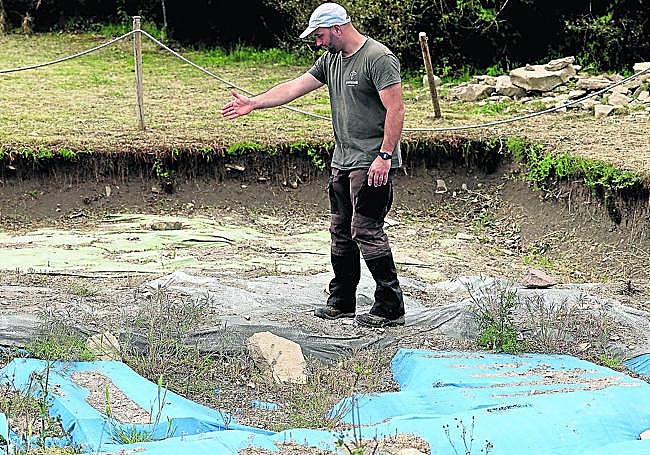 Mattin Aiestaran señala el lugar donde se encontró la mano el 18 de junio de 2021
