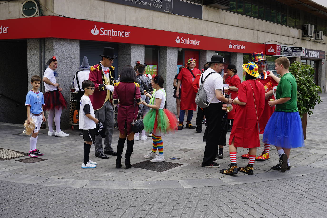 Mario Bros, el gran circo y hasta boxeo: el Mozorro Eguna de Beasain no defrauda