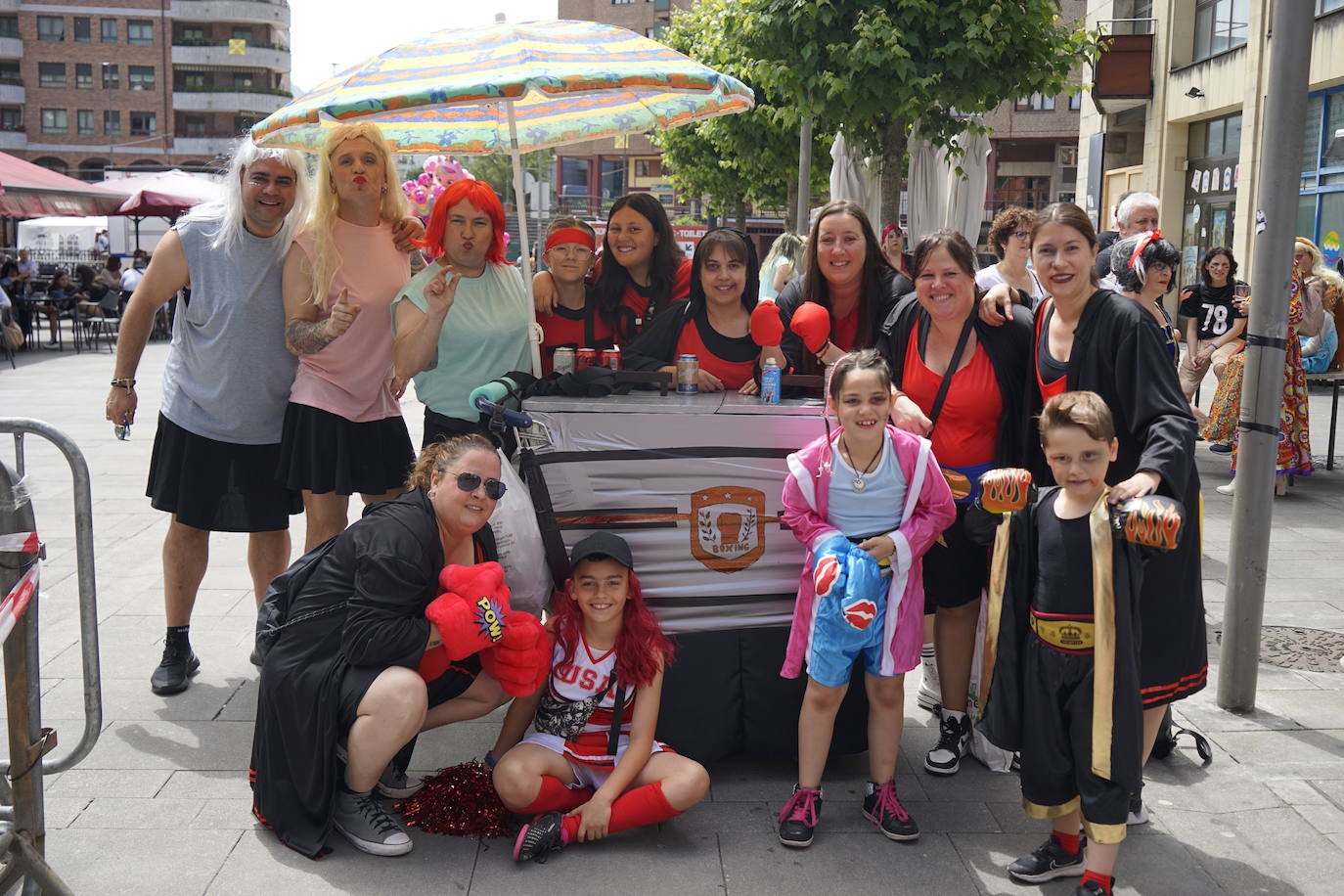 Mario Bros, el gran circo y hasta boxeo: el Mozorro Eguna de Beasain no defrauda