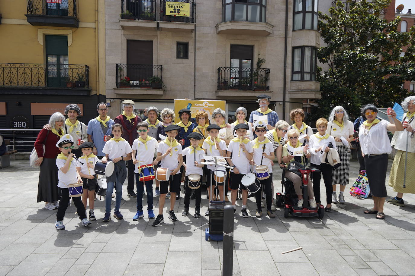 Mario Bros, el gran circo y hasta boxeo: el Mozorro Eguna de Beasain no defrauda