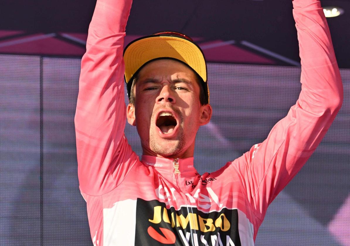 Roglic levanta el trofeo Senza Fine en el podio.