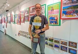 El presidente del Ostadar Imanol Bardaji en la muestra con la primera copa San Pedro lograda en la temporada 1983-1984.