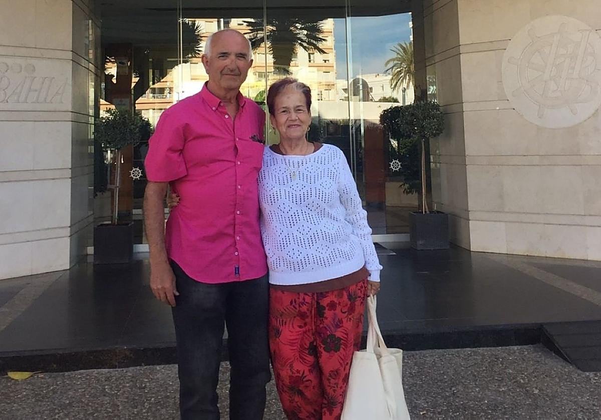 La pareja durante su viaje de aniversario a Puerto Bahía de Cádiz.