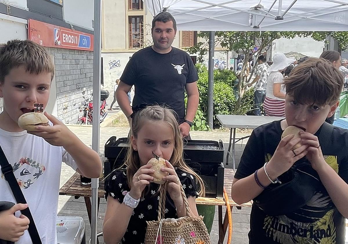 Ambientazo. El txakoli fue el rey de la fiesta regando paladares, pero los productos gastronómicos de los caseríos locales Mendibitzu, Etxezuri, Zaloña Aurrekoa y la tienda de embutidos Hankabeltz no se quedaron a la zaga.