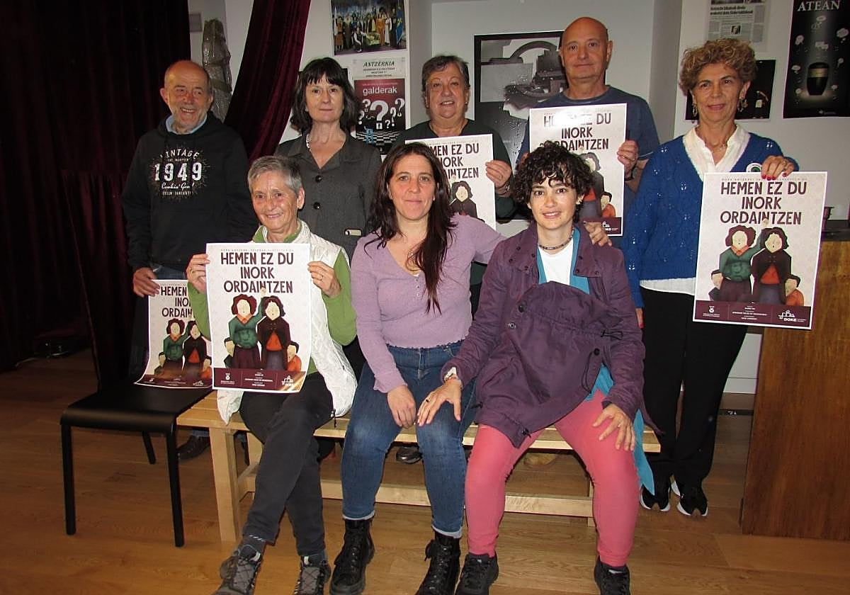 Integrantes del grupo Doke Antzerki Taldea en su local de Kulturola.