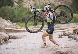 Txirrindulari bat erreka bat gurutzatzen.