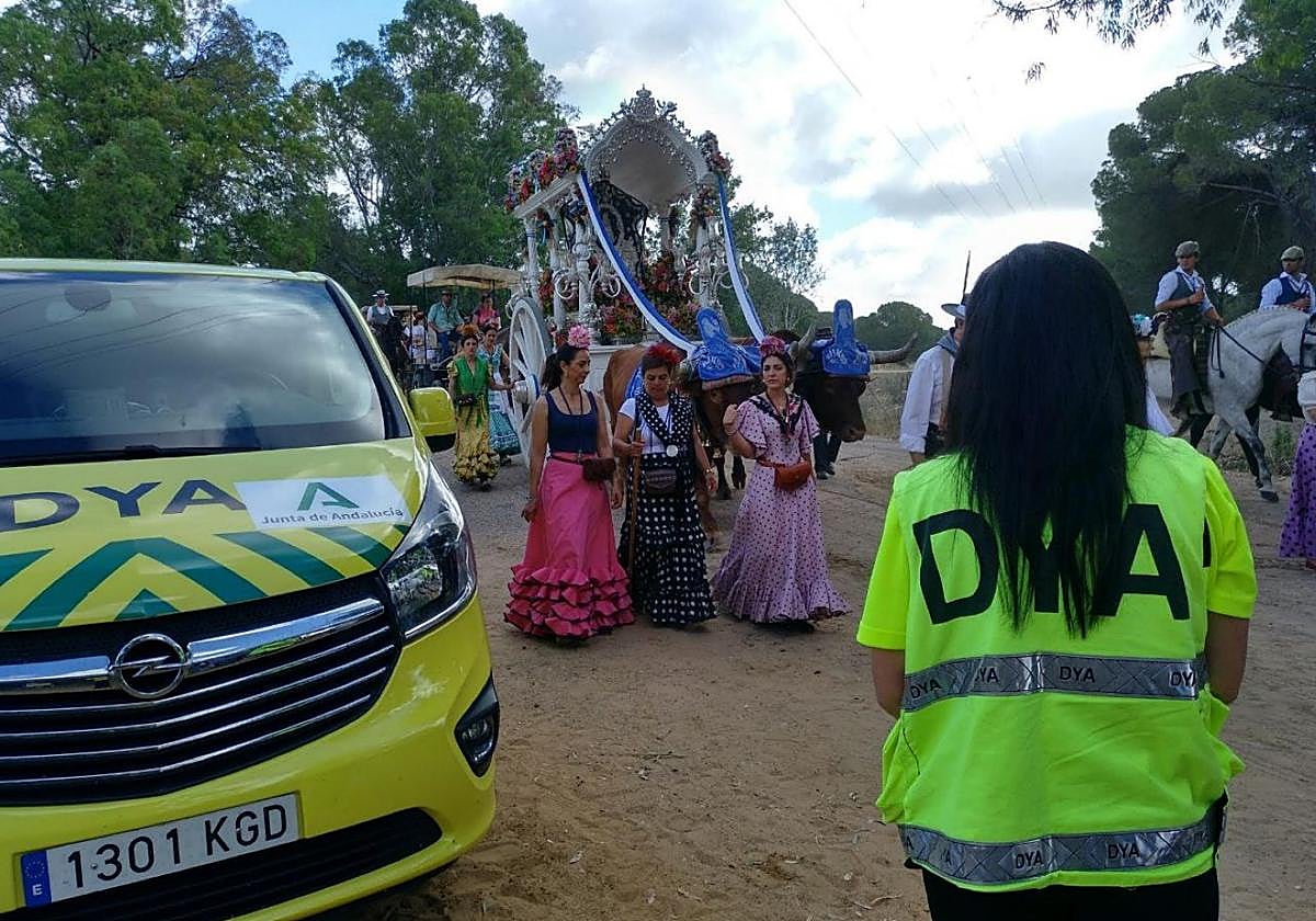 Una voluntaria, en un puesto en el camino.