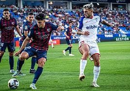 Stoichkov trata de presionar a la defensa del Huesca.