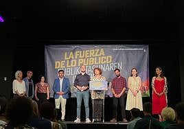 Pilar Garrido, en el centro de la imagen, con Víctor Lasa y Miren Echeveste, en el acto de anoche en Bilbao.