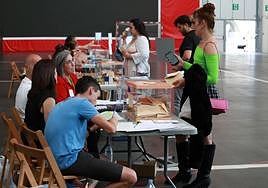Una joven vota en Irun en las elecciones municipales y forales de este pasado domingo.