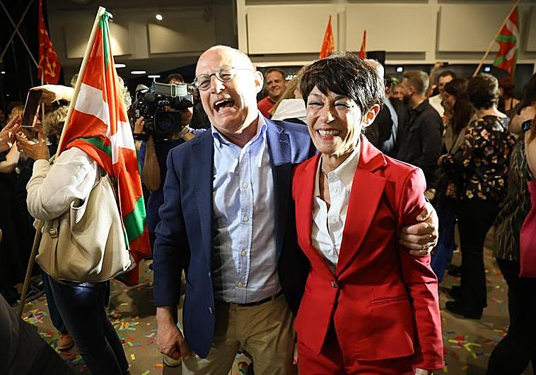 Juan Karlos Izagirre y Maddalen Iriarte celebran este domingo en Tabakalera los resultados conseguidos por EH Bildu.