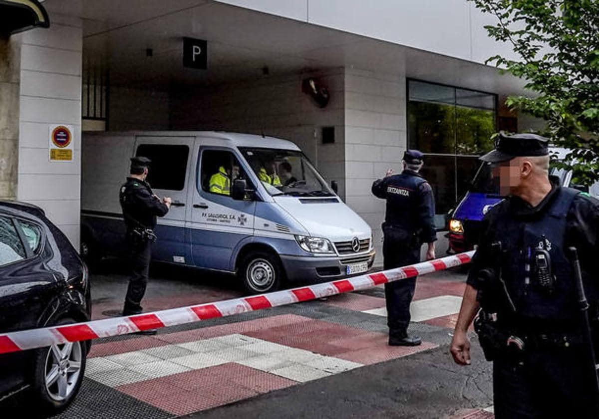 El furgón funerario sale del apartahotel con el cuerpo de Maialen..