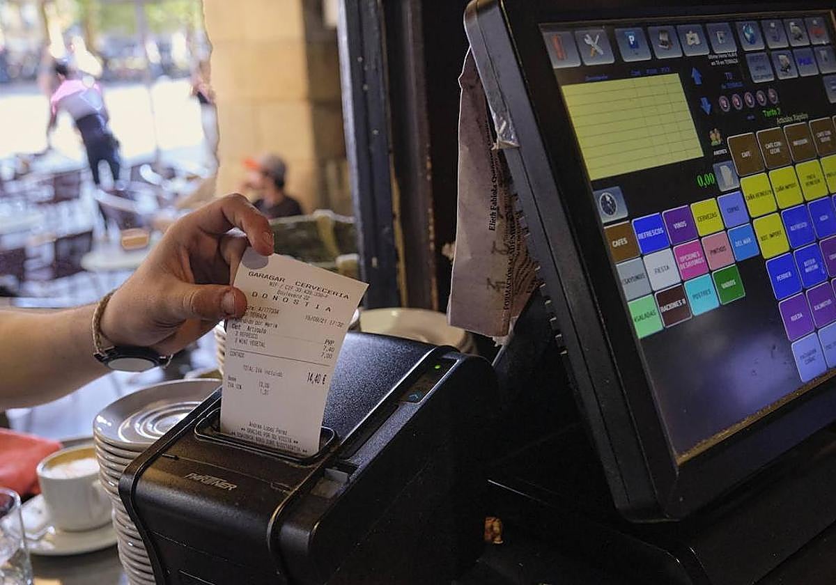 Entrada de un grupo variopinto, desde árbitros a humoristas