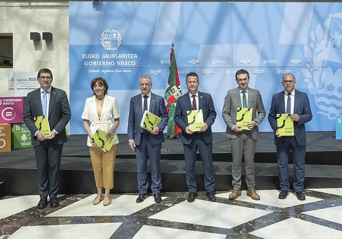 Los rectores y representantes del Gobierno Vasco como Urkullu y Bildarratz, ayer en la presentación del plan.