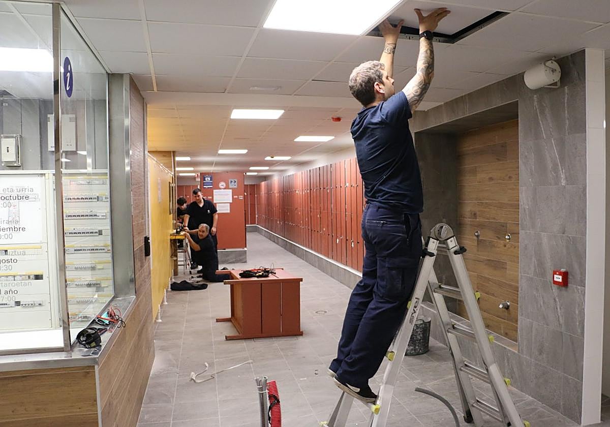 Los obreros ultiman la reforma de las cabinas colectivas de La Concha, que se abren mañana con el inicio de la temporada de playas.