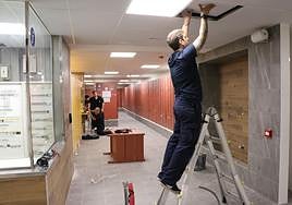 Los obreros ultiman la reforma de las cabinas colectivas de La Concha, que se abren mañana con el inicio de la temporada de playas.