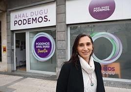 Miren Echeveste en la sede donostiarra de Elkarrekin Podemos.