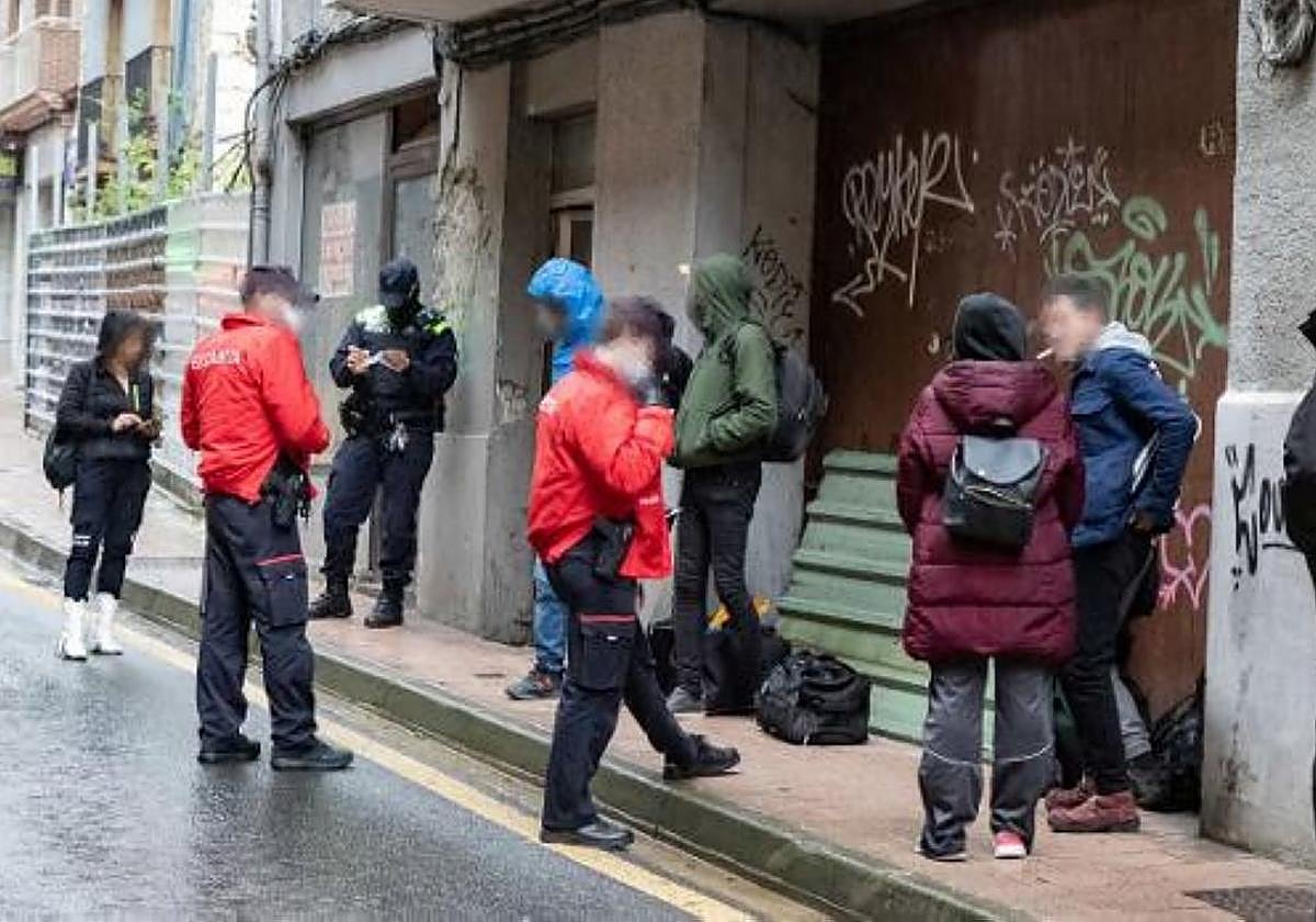 La presencia de 'okupas' en la calle Arragueta se solucionó con su desalojo y el cierre de los edificios.