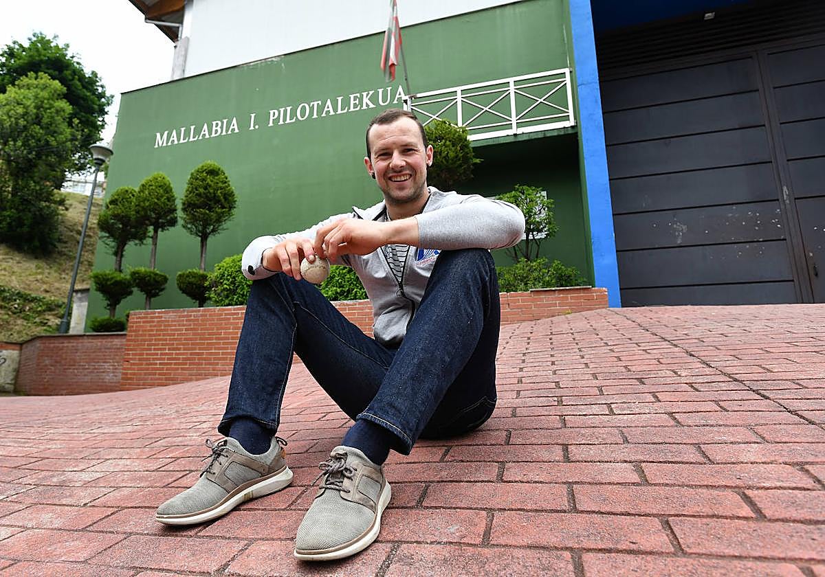 Aitor Elordi, frente al frontón donde dio los primeros pasos como pelotari y aprendió a jugar.