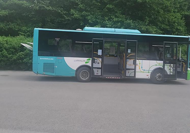 Imagen principal - Uno de los buses que se quedó tirado este martes. Los discos de freno rotos. El chivato anunciando el recalentamiento del motor de uno de los vehículos.