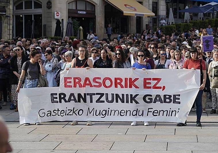 Multitudinaria concentración de condena en Vitoria por el asesinato de la joven Maialen.