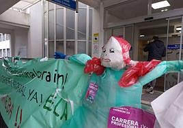Pancarta de protesta de las trabajadoras de la limpieza de Osakidetza en el Hospital Donostia.