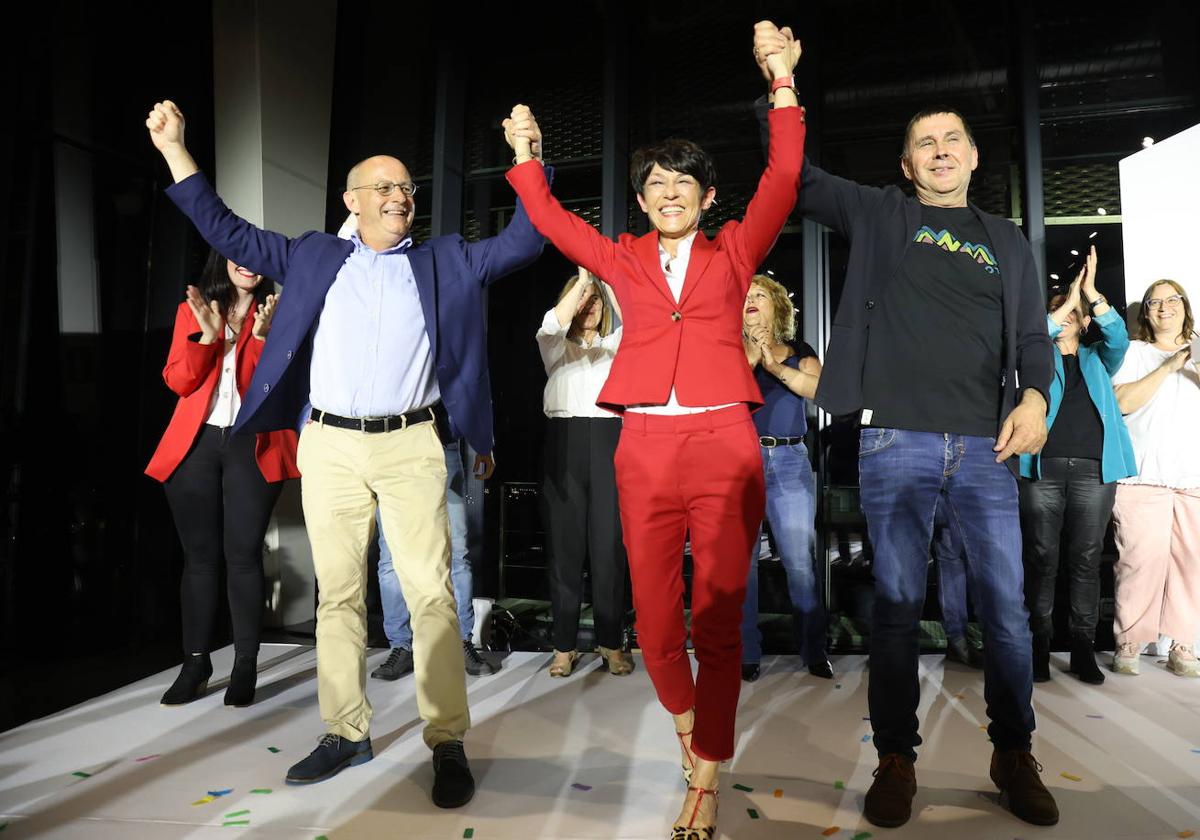 Juan Karlos Izagirre, Maddalen Iriarte y Arnaldo Otegi celebran los resultados logrados el domingo.