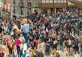 Los beasaindarras congregados en el txupinazo que se lanzó el viernes por la tarde en la plaza del ayuntamiento.