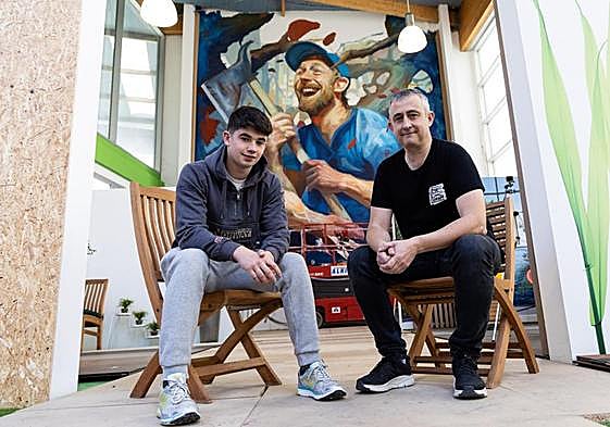 Nextor y Aitor, hijo y padre, están unidos por el dibujo. Ambos posan ante el nuevo trabajo del joven pasaitarra.