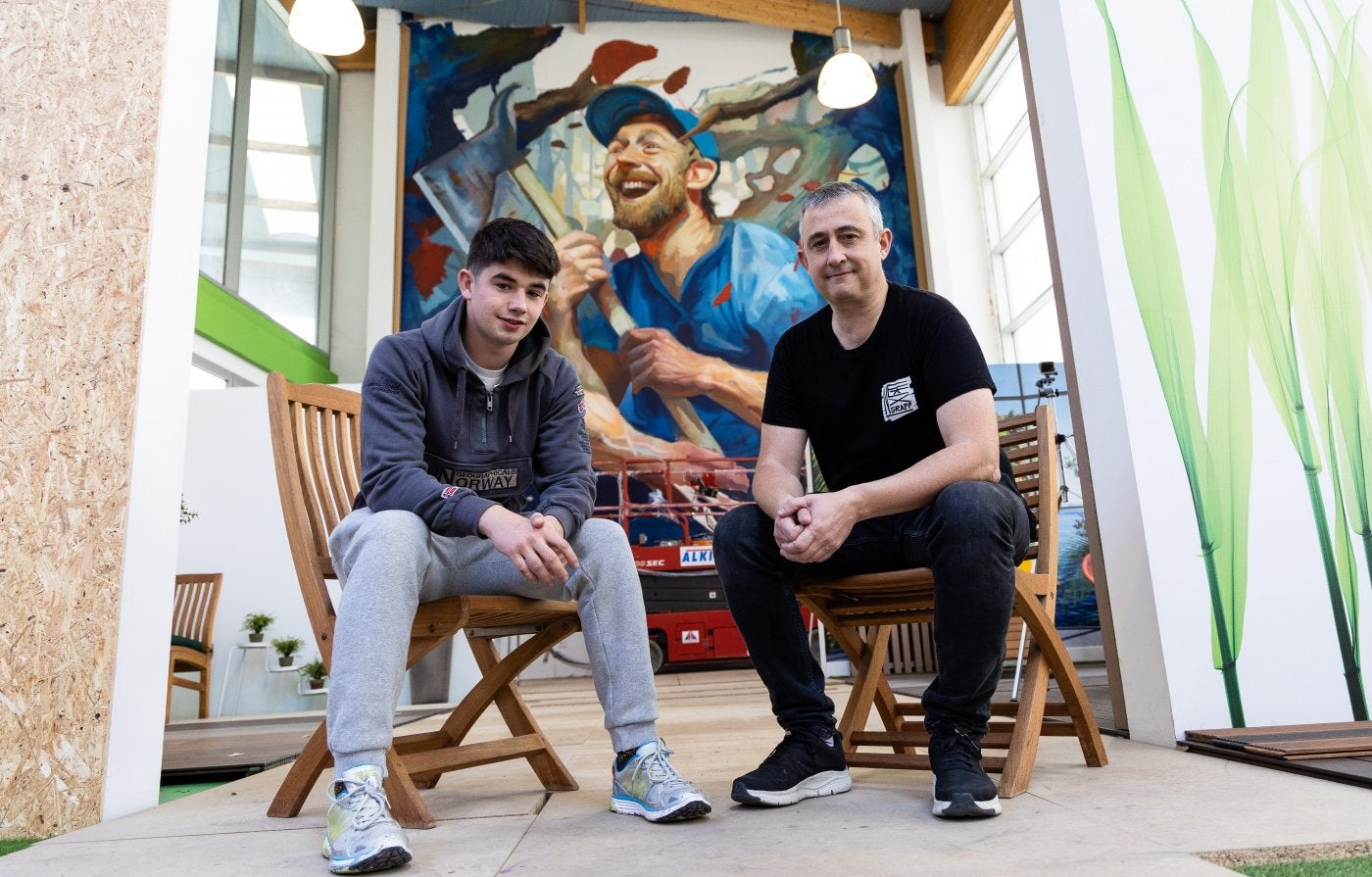 Nextor y Aitor, hijo y padre, están unidos por el dibujo. Ambos posan ante el nuevo trabajo del joven pasaitarra.