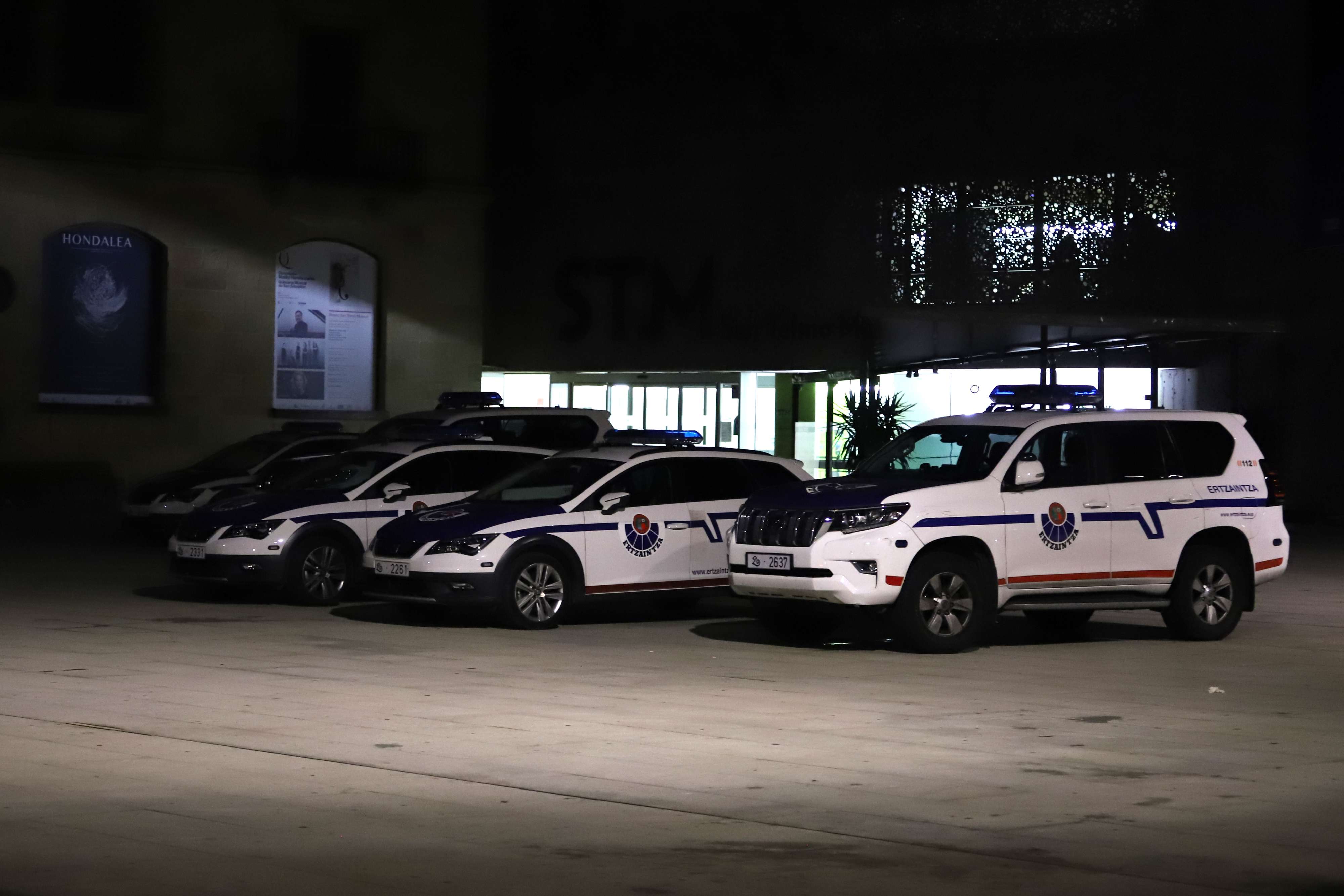 Coches de la Ertzaintza en la parte vieja de San Sebastián.