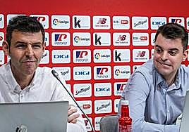 Sergio Navarro, director de Lezama, y Mikel González, director de fútbol del Athletic Club, este pasado martes en rueda de prensa.