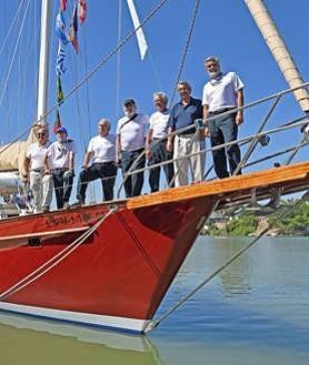 Imagen secundaria 2 - Arriba, una imagen de satélite del tifón 'Mawar'. Abajó, efectos de los vientos en Guam y una imagen de archivo del 'pros'.