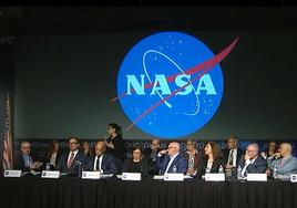 Los miembros del comité de expertos independiente en la sede de la NASA.